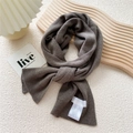 Chique donkergrijze ribgebreide sjaal voor dames in warme minimalistische stijl - Mocha
