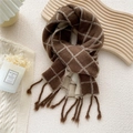Sciarpa in maglia a quadri marroni e beige con lunghe frange, accessorio invernale - Caramello Grandi Quadri (Frange Intrecciate)