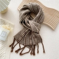 Sciarpa in maglia a quadri caffè e beige con nappe per il calore invernale - Caramello Quadri E Strisce (Frange Intrecciate)