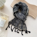 Écharpe à carreaux en tricot gris foncé et beige avec pompons décoratifs pour l'automne - Noir À Rayures Et Carreaux (Franges Tressées)