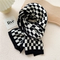 Dicker gestrickter Winterschal mit klassischem schwarz-weißem Schachbrettmuster - Schwarz-Weiß Schachbrett