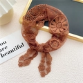 Foulard triangle en dentelle marron foncé avec texture florale ajourée - Dentelle Chrysanthème Caramel (2)