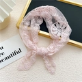 Foulard triangle en dentelle rose clair avec motifs floraux brodés et liens ajustables - Dentelle Chrysanthème Rose (3)