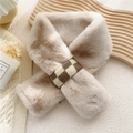 Scaldacollo in finta pelliccia beige con fascia a scacchi marrone per l'inverno - Cachi (Anello a Scacchiera)