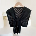 Elegante zwarte opengewerkte gebreide sjaal met knoopsluiting en zachte mohair textuur - Zwart