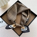 Foulard quadrato in seta marrone pied-de-poule con bordi geometrici in scatola - Piccolo Pied-de-Poule Cammello