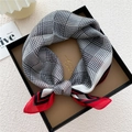 Foulard di seta con motivo pied de poule bianco e nero in una scatola regalo - Piccolo Pied-de-Poule Bordo Rosso