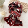 Sciarpa invernale in maglia a rombi rossa, bianca e grigia con trama tipo cashmere - Rombi Punteggiati Rosso Scuro