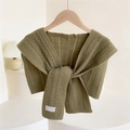Scialle in maglia verde oliva con trecce e nodo appeso su gruccia in legno - verde oliva