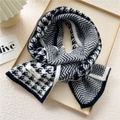 Sciarpa lunga in maglia con motivo pied-de-poule bianco e nero ed etichetta tessuta - 25*170cm / Nero e Bianco (1GF)