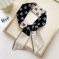 Sciarpa sottile in maglia con motivo a lettera D in contrasto nero e beige - Jacquard Lettera D Bianco e Nero Patchwork
