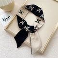 Sciarpa sottile in maglia jacquard bianca e nera da usare come foulard o decoro borsa - Motivo a Catena Intrecciata Bianco e Nero Patchwork