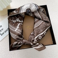 Pañuelo de seda con estampado ecuestre en marrón y blanco, en caja de regalo negra - Marrón Caballo Anacardo (35Z)