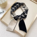 Sciarpa sottile in maglia con motivi geometrici neri e beige ed etichetta del marchio - Motivo Geometrico Intrecciato Bianco e Nero