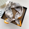 Elegante pañuelo de seda con estampados de flores y mariposas y borde naranja en caja - Gran Gloria Floral (8Z)
