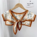 Decoratieve nepkraag met bloemenprint, oranje rand en strik voor dames - Grijze Bloemen Karamel Rand