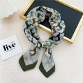 Elegante foulard in seta con motivi di cavalli e strisce in verde smeraldo e avorio - 70cm / 21 Cavallo Lineare Verde
