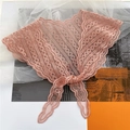 Nahaufnahme von rosa Spitzen-Dreieckstuch mit Stickerei und gewelltem Saum-Detail - Rosa
