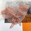 Vue détaillée d'un foulard en dentelle rose avec broderie et bords festonnés - 18*100cm / Rose