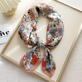 Foulard in seta con stampe di gatti cartoni animati in arancio e rosa, annodato in cornice - 14 Gatto a Pois Rosa