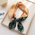 Foulard quadrato in seta bicolore arancione e verde scuro con motivo a griglia fine - 3 Cornice a Griglia Verde
