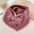 Scaldacollo in maglia rosa con tre bottoni scuri e trama a rombi su sfondo beige - Rosa (3 Bottoni Argyle Rosa)