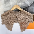 Scialle in pizzo floreale kaki lavorato a maglia con bottone a perla e uncinetto - 45cm / Cammello a Righe Floreali