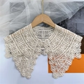Scialle in pizzo all'uncinetto color crema con motivi floreali e chiusura con perla - 45cm / Beige a Righe Floreali