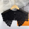 Colletto in pizzo nero all'uncinetto con bottone di perla bianca e motivo floreale - 45cm / Nero a Righe Floreali