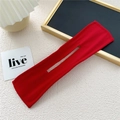 Detailopname van een rode stoffen haarknotmaker met opening voor het maken van knotjes - Rood