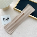 Detail van een minimalistische beige haarknot maker met premium stiksels voor dames - 2 Beige