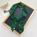 Donkergroene zijden sjaal met rode en witte stippen gestrikt in een boog op een display - 2 Gekleurde Polka Dots Groen