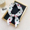 Smal wit zijden sjaaltje met gekleurde stippen geknoopt in een strik op een display - 4 Gekleurde Polka Dots Wit