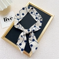 Élégant foulard étroit en soie blanc crème avec des points géométriques bleu marine - 6 Lignes de Pois Beige