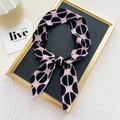 Foulard twilly étroit rose avec motif à pois noirs noué sur support d'exposition - 13 Demi-cercle Rose