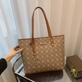 Braune Tote Bag mit Pegasus-Muster, goldenem M-Anhänger und Ledergriffen - Khaki