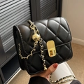 Stijlvolle zwarte gewatteerde crossbodytas met gouden ketting en balornament - Zwart Groot