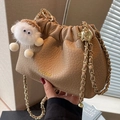 Borsa a nuvola plissettata color caffè chiaro con catena d'oro e ciondolo peluche - Cachi (Con Ciondolo)