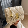 Beige gewatteerde crossbodytas met gouden ketting en verstelbare metalen gesp - Rijstwit Groot