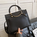 Borsa strutturata in pelle nera con manico in metallo e finitura a grana fine - Nero