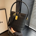 Elegante borsa a secchiello nera in pelle con chiusura girevole dorata e tracolla - Nero
