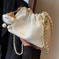 Borsa a nuvola bianca pieghettata con catena dorata e ciondolo peluche carino - Bianco Sporco (Con Ciondolo)