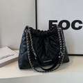Klassische schwarze gesteppte Beuteltasche mit Kettenriemen und Kordelzug für Damen - Schwarz