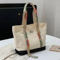 Tragetasche aus Segeltuch in Off-White mit schwarzem Boden und bunten Blumengurten - Weiß