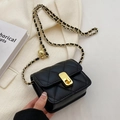 Zwarte mini gewatteerde crossbodytas met gouden ketting en goudkleurig detail - Zwart Klein