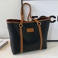 Borsa tote grande nera e marrone a contrasto in ecopelle opaca con dettagli dorati ad anello - Nero