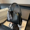 Schwarze Leder-Eimertasche mit Karoschal und goldenen Schnallen in einer Geschenkbox - Schwarz
