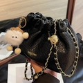 Borsa a secchiello a nuvola nera arricciata con catena dorata e ciondolo in peluche bianco - Nero (Con Ciondolo)