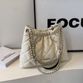 Beige gesteppte Beuteltasche mit silberner Kette und Kordelzug von der Marke NOROMORO - Cremeweiß