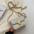 Elegante beige mini gewatteerde crossbodytas met gouden draaisluiting en ketting - Rijstwit Klein
